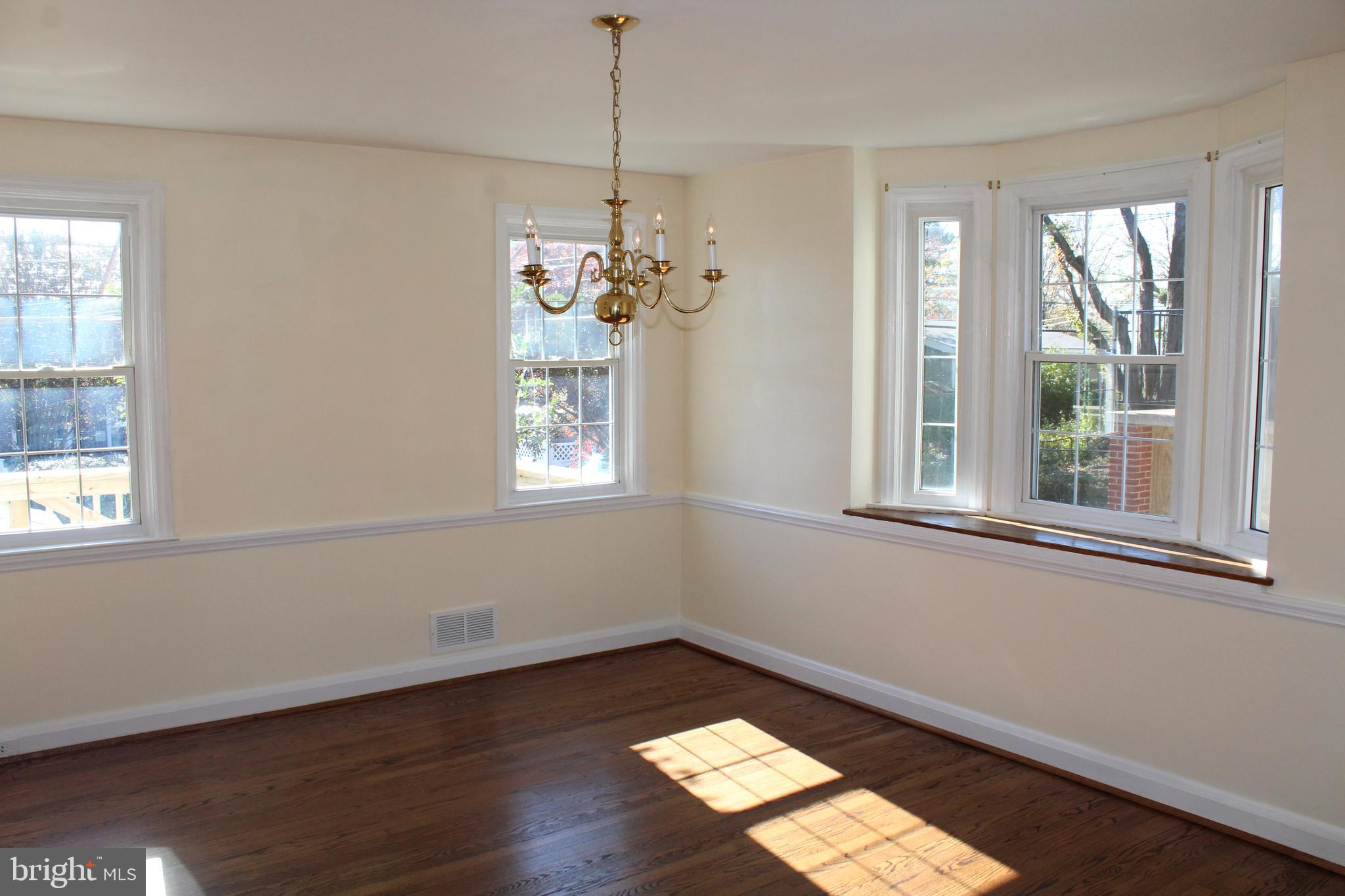 6119 Regent Park Road Baltimore, MD 21228 - Photo 14 of 55 Beautiful Dining Room