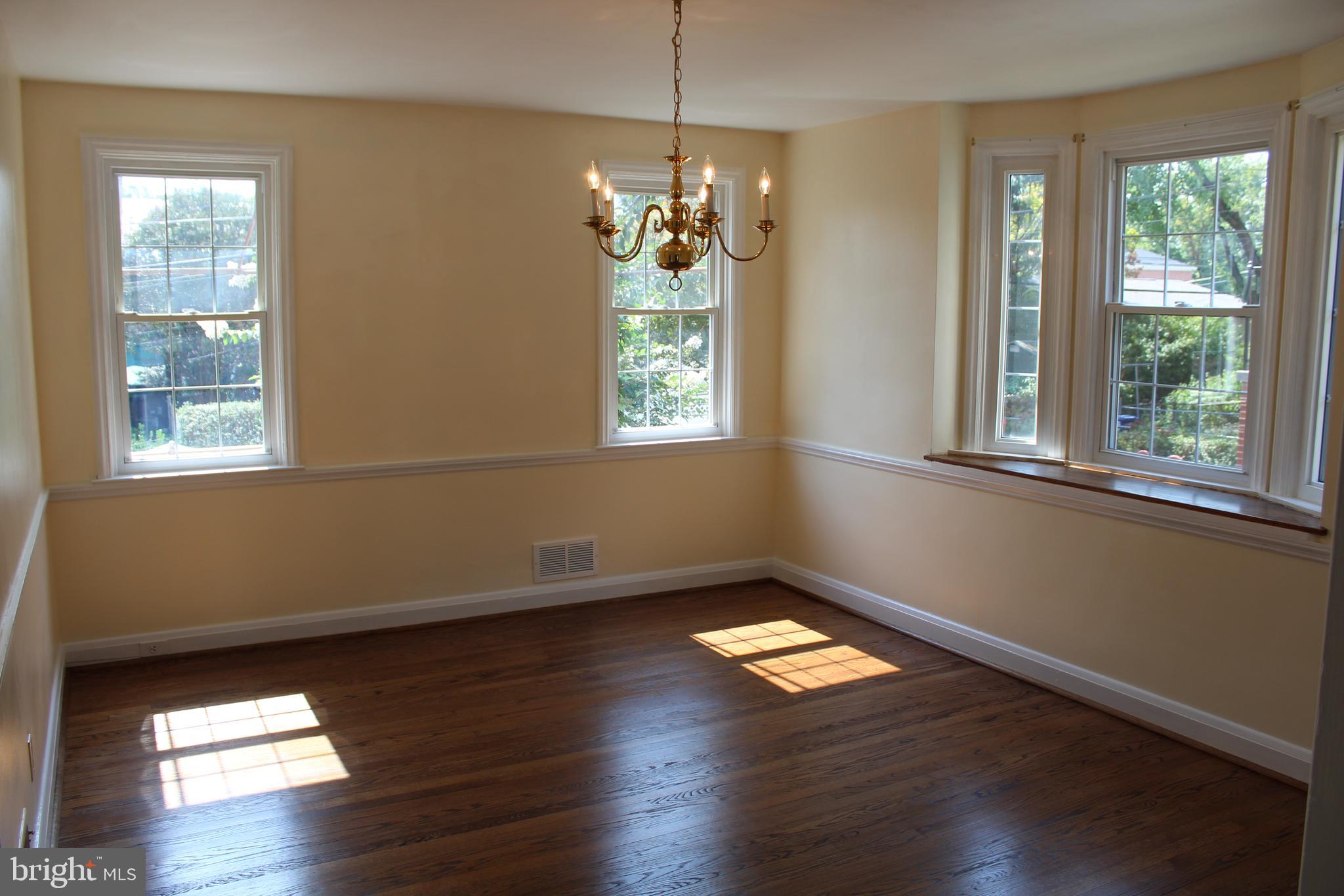 6119 Regent Park Road Baltimore, MD 21228 - Photo 15 of 55 Beautiful Dining Room