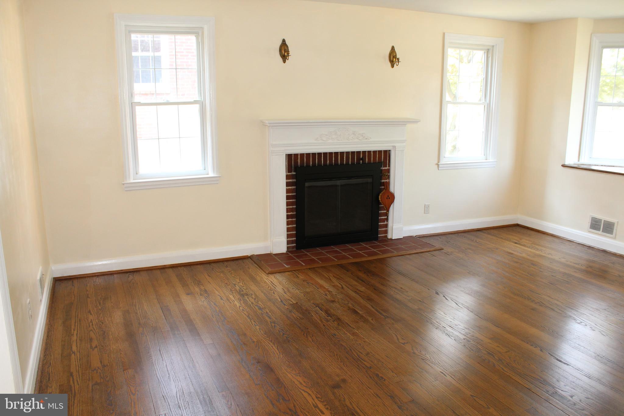 6119 Regent Park Road Baltimore, MD 21228 - Photo 20 of 55 Bright Living Room