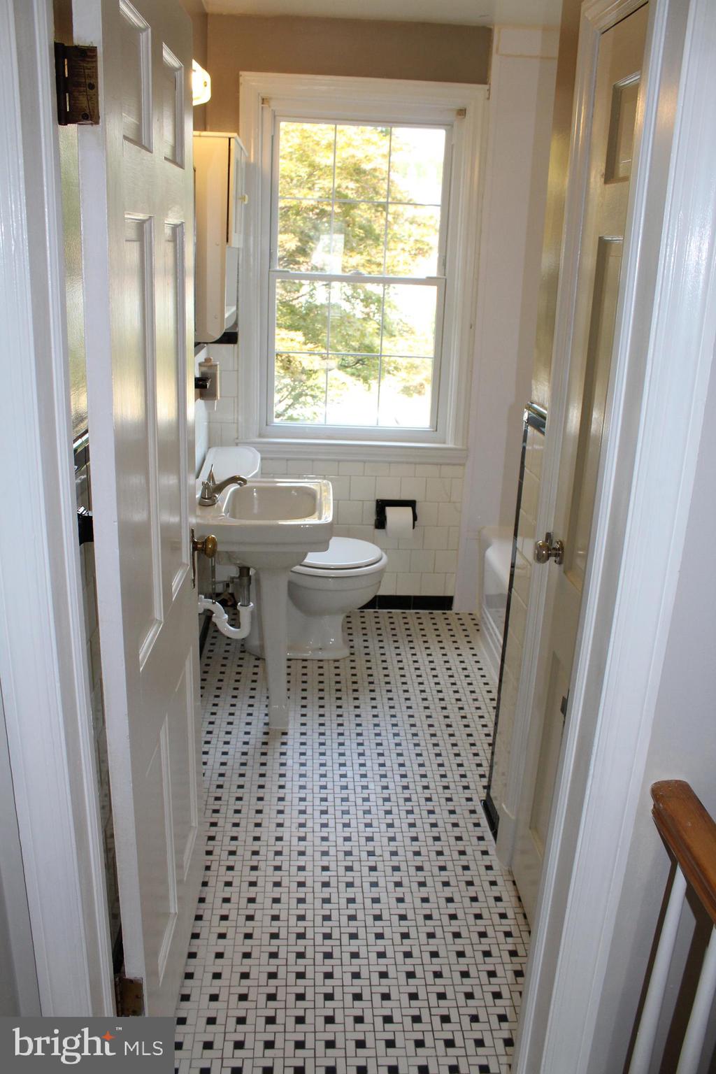 6119 Regent Park Road Baltimore, MD 21228 - Photo 37 of 55 Upper Level Full Bathroom