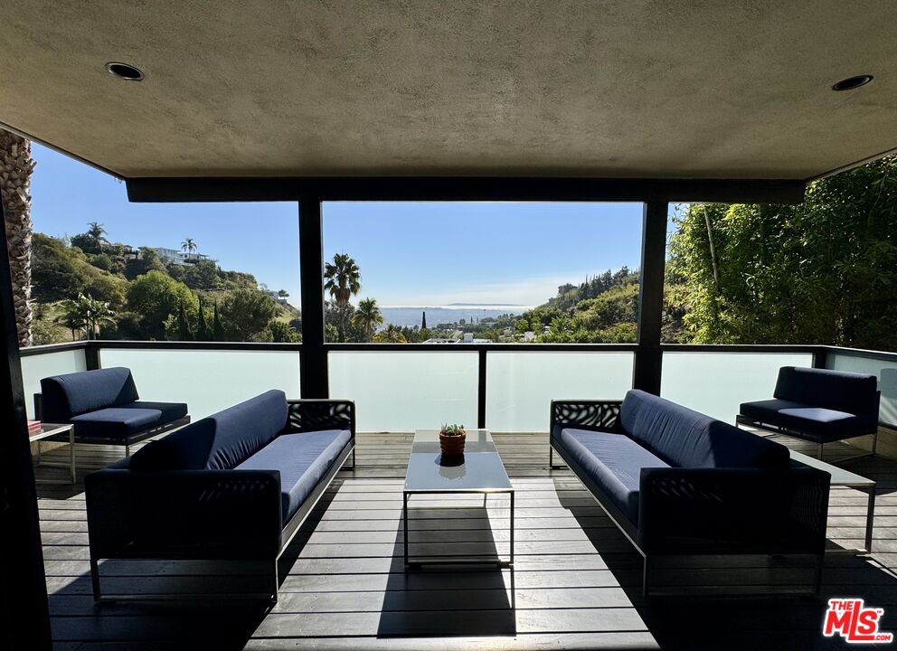 1555 Rising Glen Road Los Angeles, CA 90069 - Photo 13 of 19