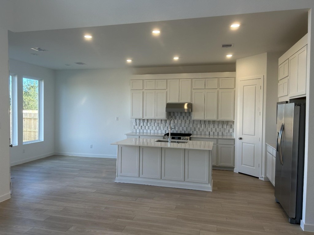 8310 Holly Blue Drive Rosharon, TX 77583 - Photo 10 of 33 **Photos are representative only. This is not the actual homesite.**