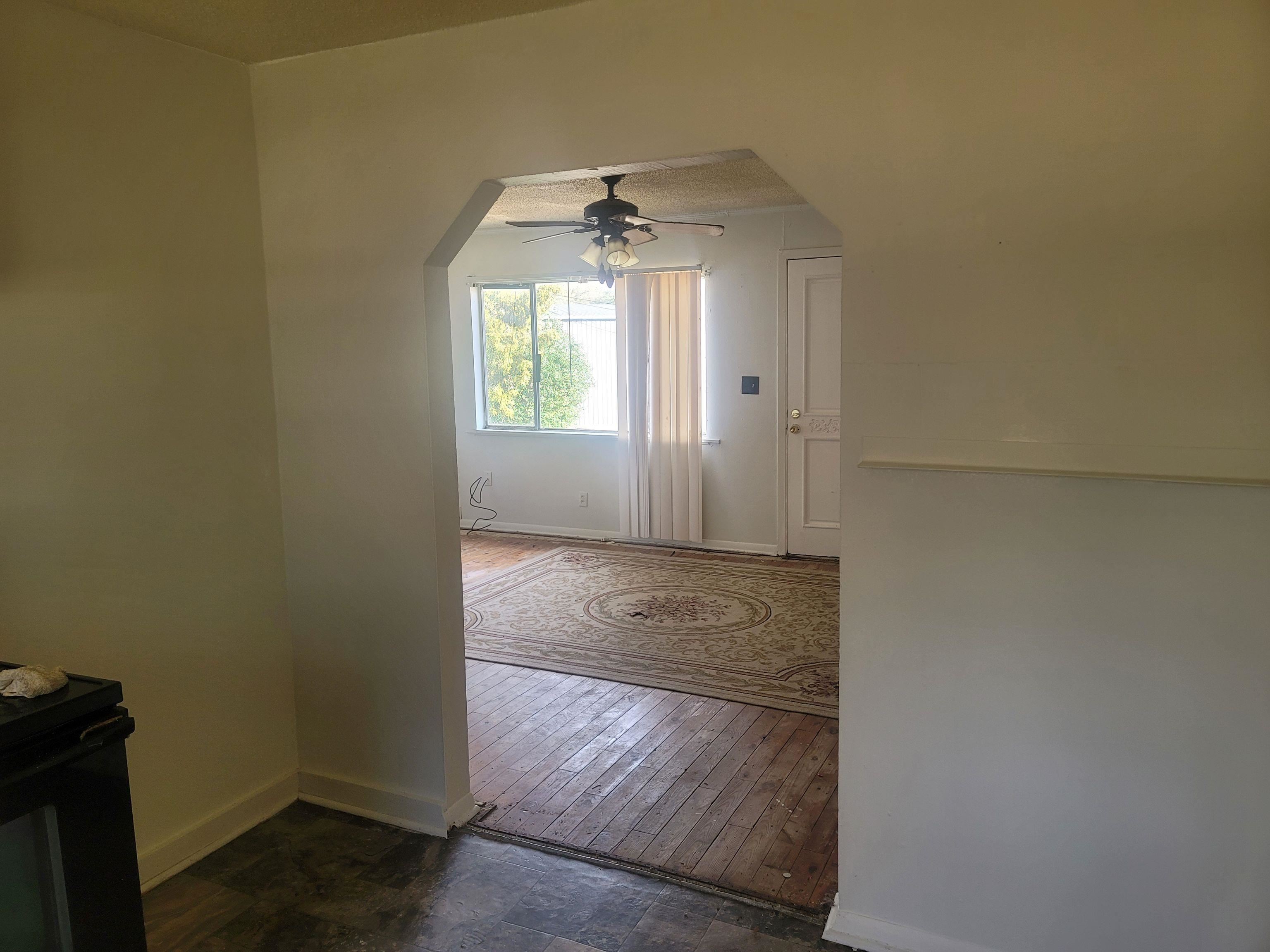 516 East Raines Road Memphis, TN 38109 - Photo 26 of 34 an empty room with windows