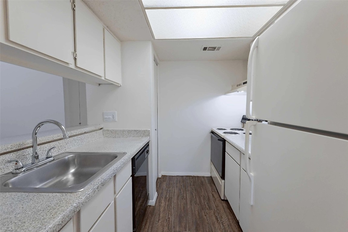 3600 Greystone Drive, Unit 412 Austin, TX 78731 - Photo 3 of 28 6 Weeks Rent Free! On Select Units