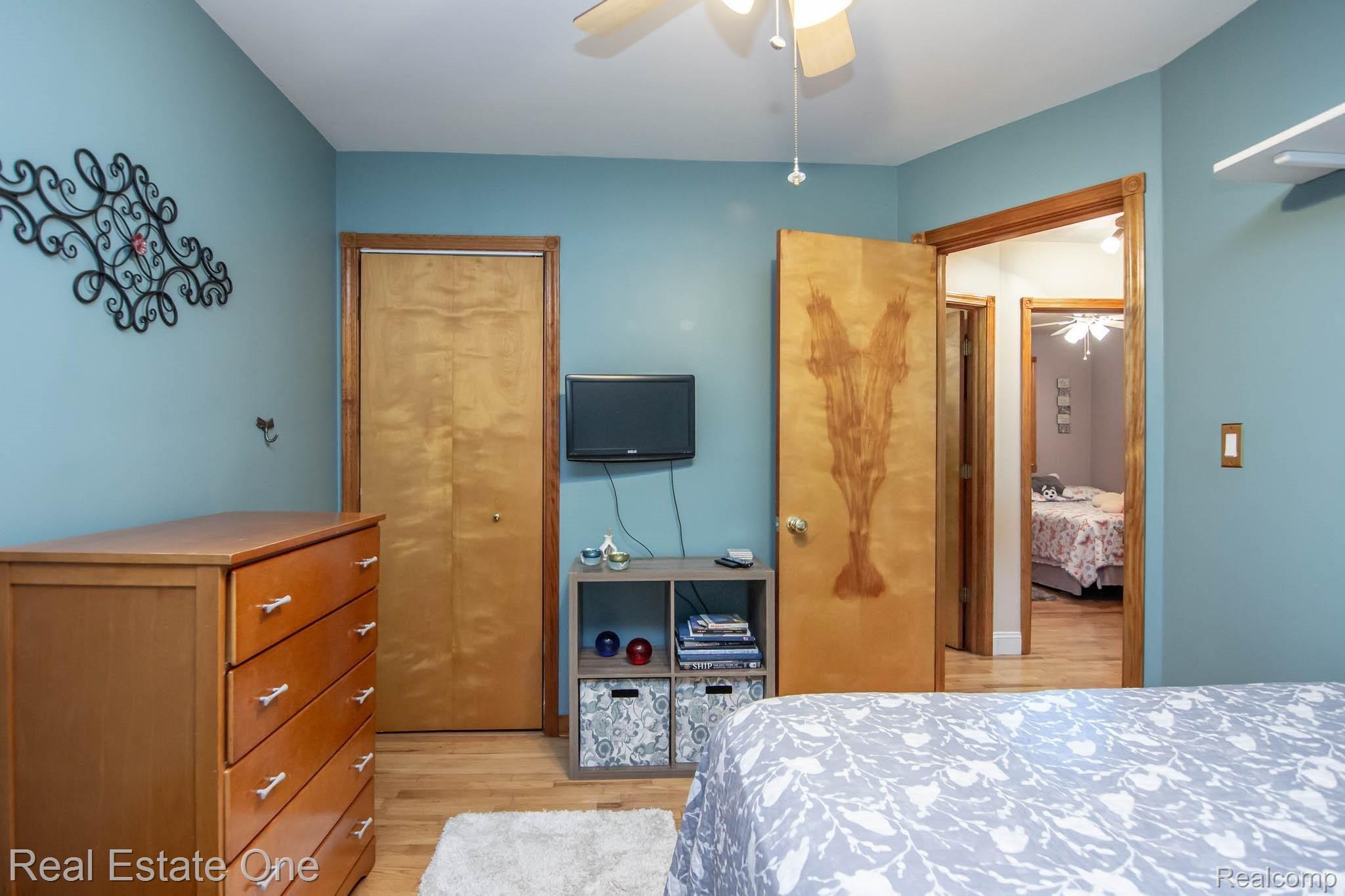 6401 Hatchery Road Waterford, MI 48327 - Photo 15 of 37 015_Bedroom01_6401Hatchery.jpg