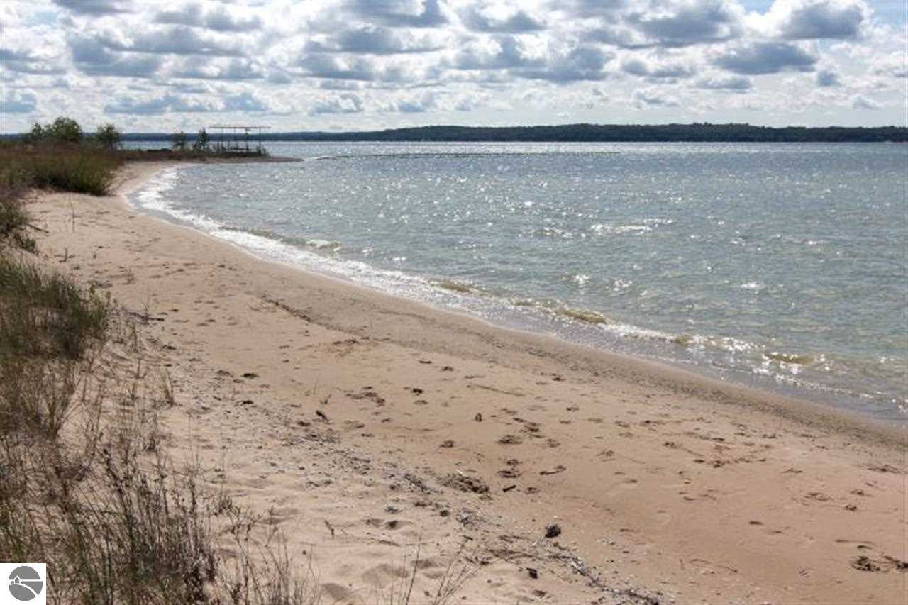 7717 Deepwater Point Road Williamsburg, MI 49690 - Photo 12 of 19 1749632-11.JPG