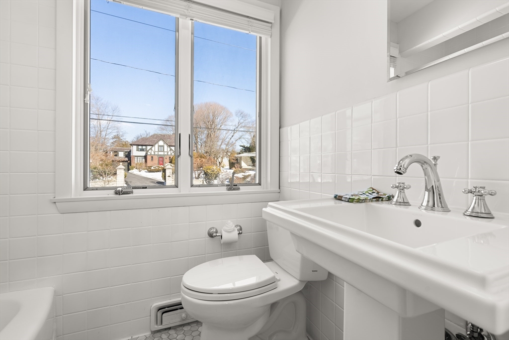 237 Atlantic Avenue Swampscott, MA 01907 - Photo 15 of 21