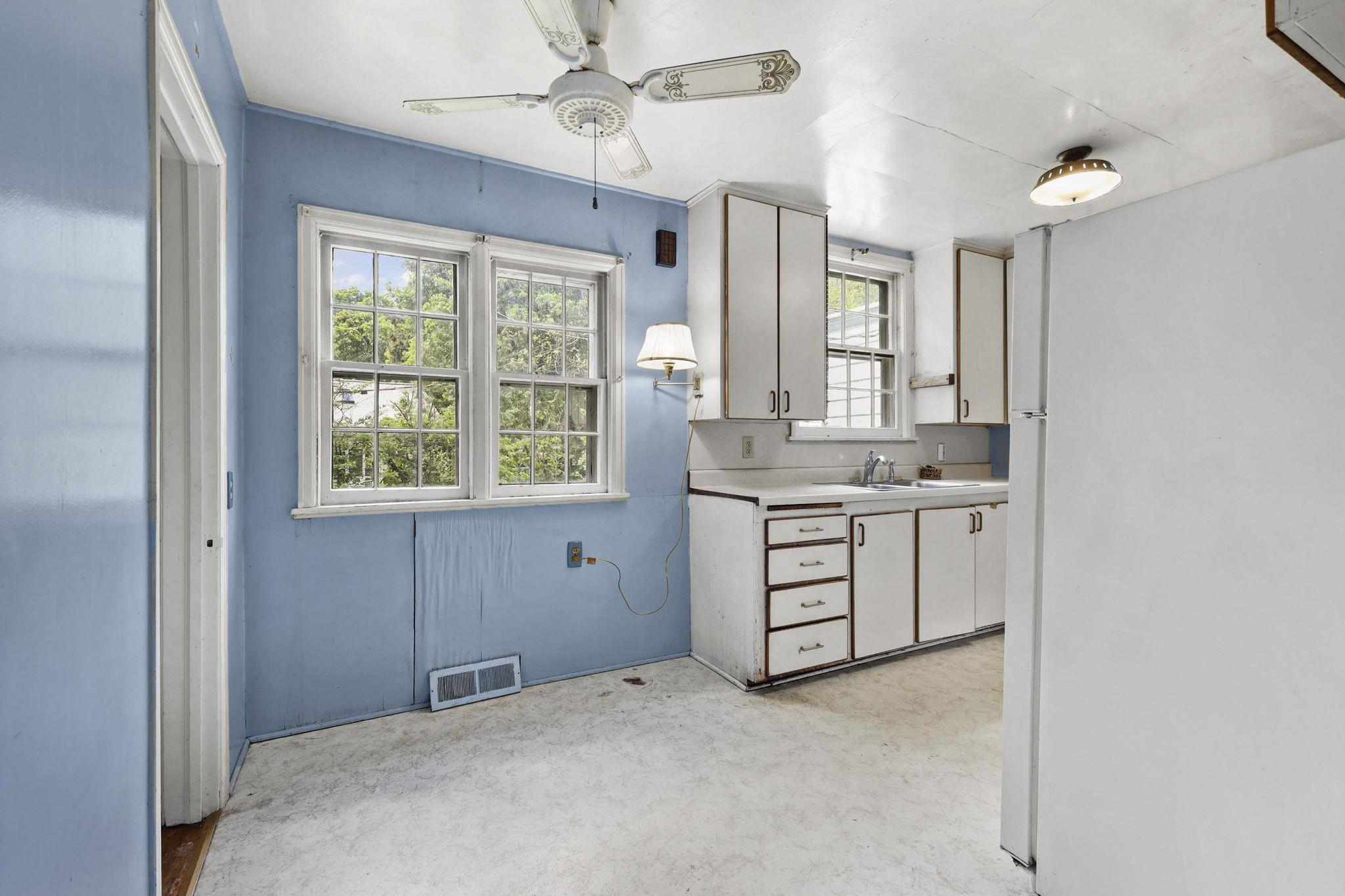 3209 Topping Road Madison, WI 53705 - Photo 11 of 34