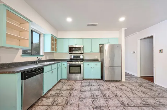 $2,100 | 5902 Wagon Bend, Austin, TX 78744