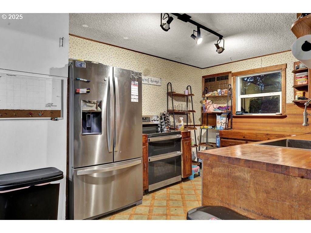 154 37th Street Springfield, OR 97478 - Photo 12 of 32