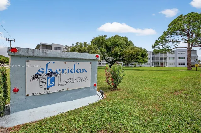 $1,725 | 2200 Park Lane, Unit 205, Hollywood, FL 33021