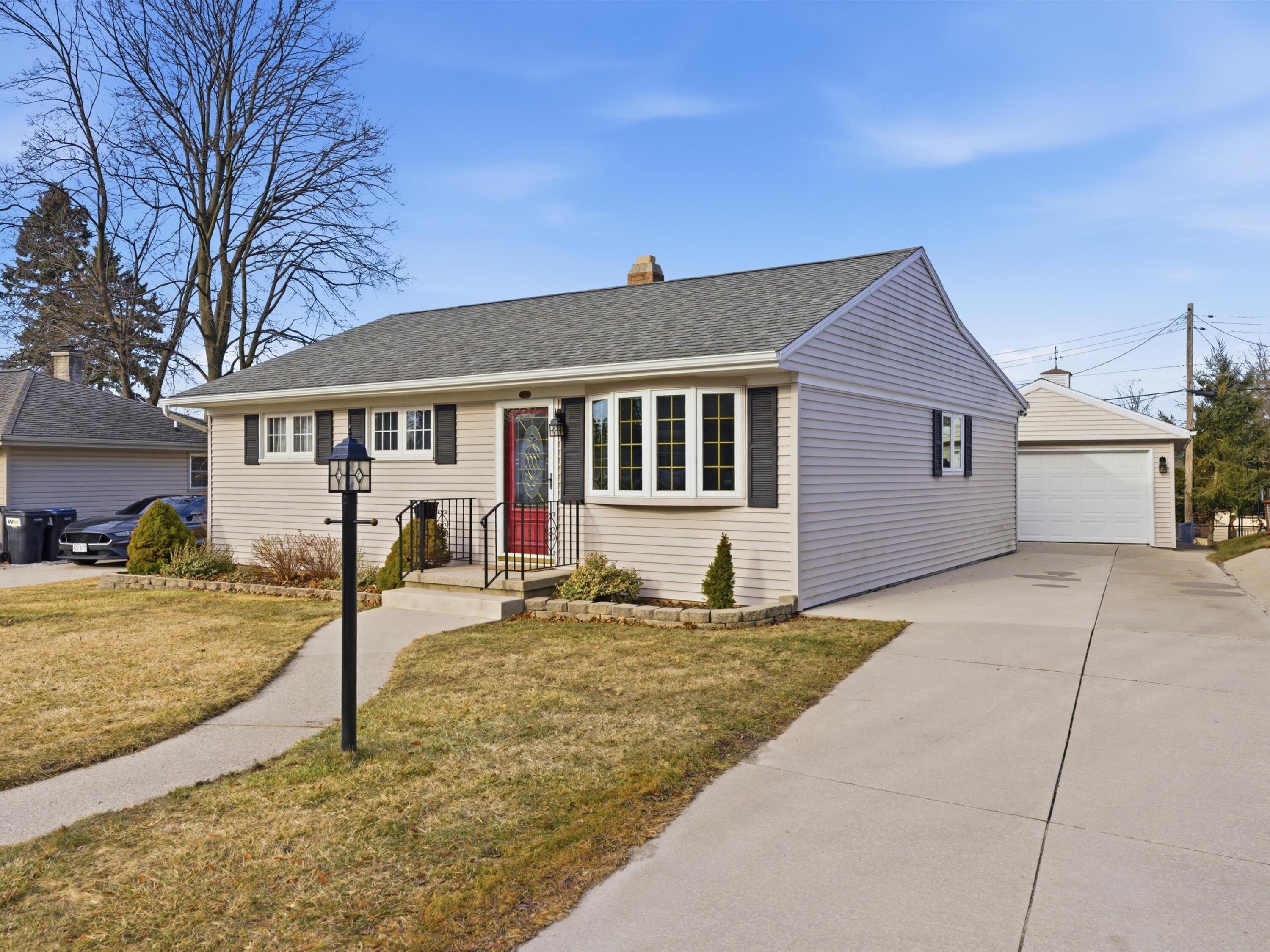 802 Forest Circle Manitowoc, WI 54220 - Photo 1 of 1 Front