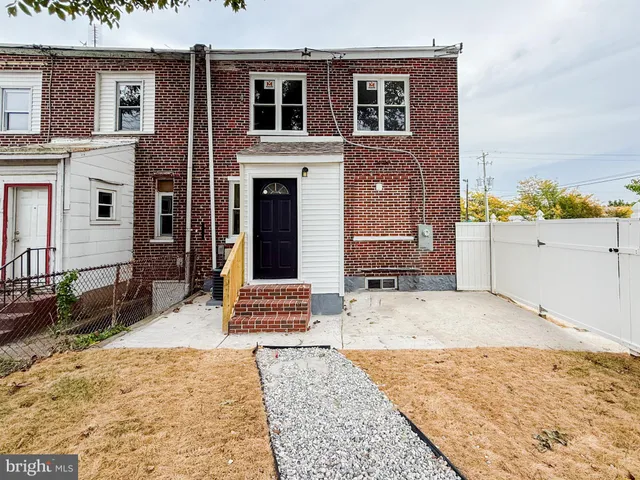 a view of a yard and tree