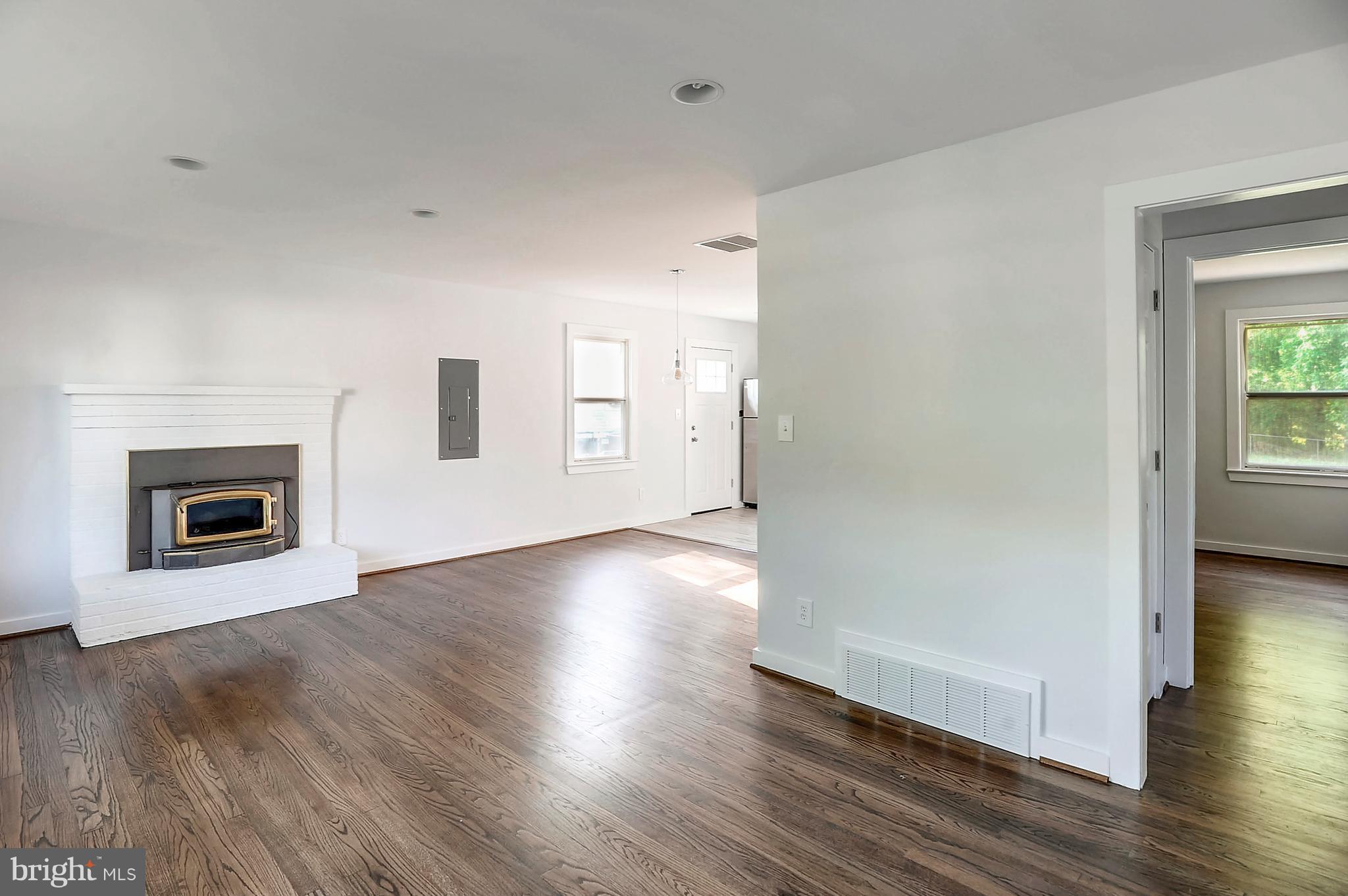 6507 Woodley Road Clinton, MD 20735 - Photo 3 of 28 Living Room