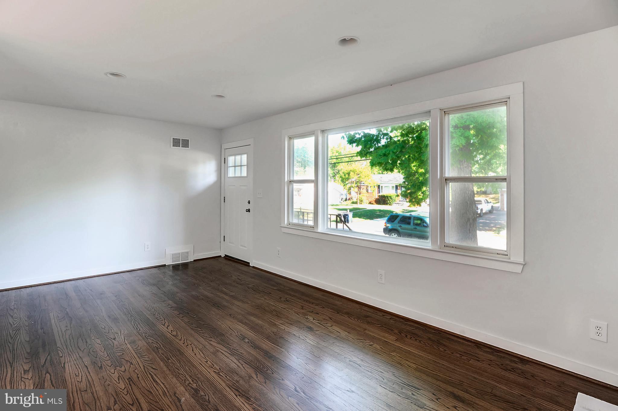 6507 Woodley Road Clinton, MD 20735 - Photo 4 of 28 Lots Of Natural Light