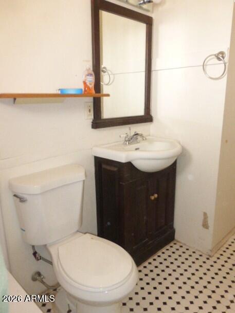 303 Greenwich Road Kearny, AZ 85137 - Photo 13 of 18 a bathroom with a sink toilet and mirror