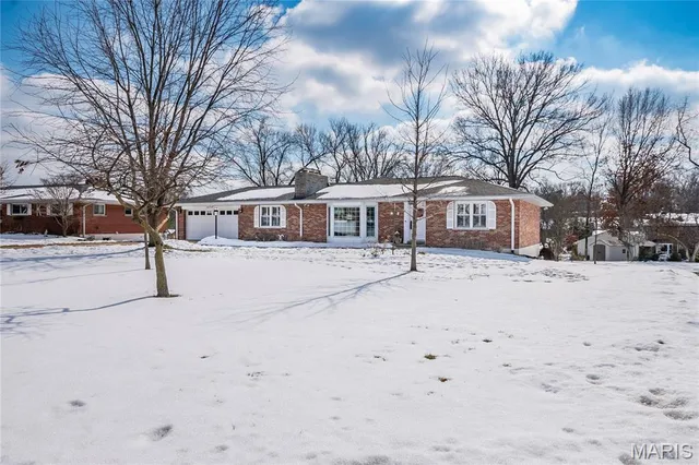 $569,000 | 10748 Leebur Drive, St. Louis, MO 63128