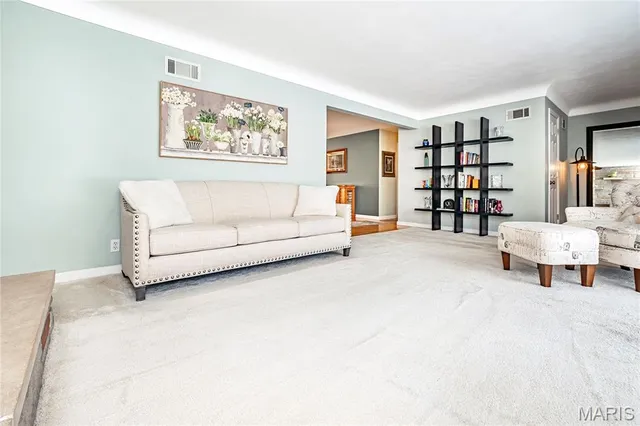 $569,000 | 10748 Leebur Drive, St. Louis, MO 63128