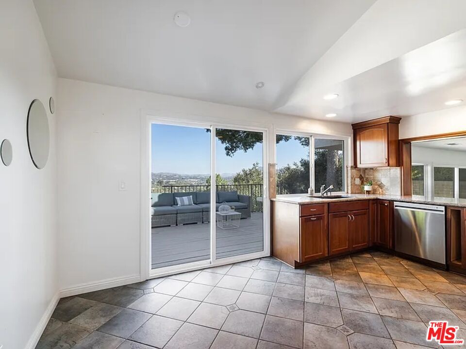 1096 Stoneshead Court Westlake Village, CA 91361 - Photo 16 of 38 a large kitchen with a stove a bathtub and shower