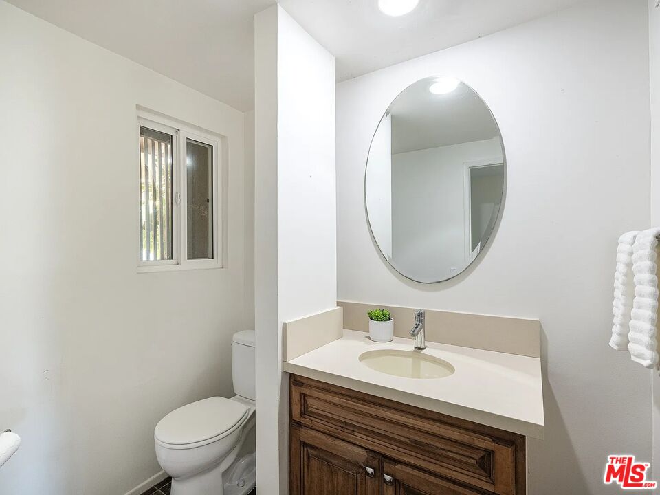 1096 Stoneshead Court Westlake Village, CA 91361 - Photo 27 of 38 a bathroom with a sink a toilet and a mirror