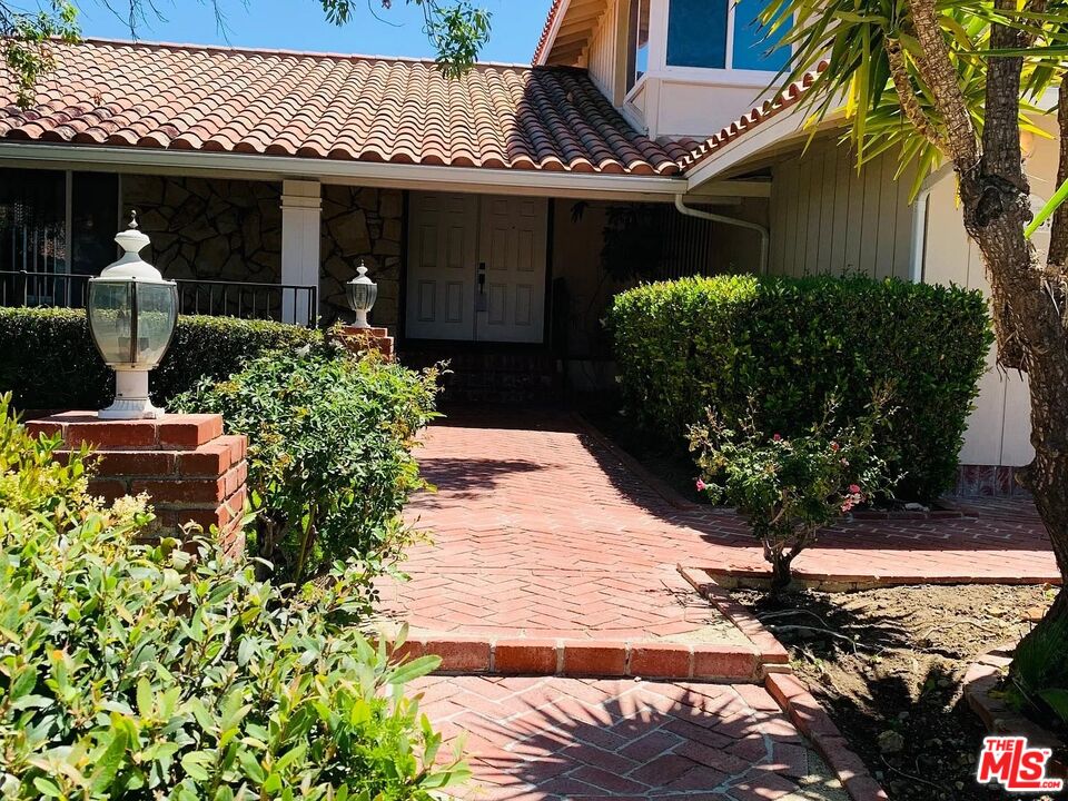 1096 Stoneshead Court Westlake Village, CA 91361 - Photo 3 of 38 a front view of a house with garden