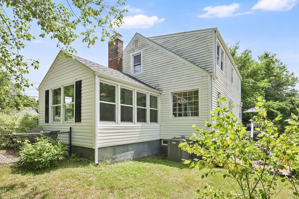 378 Roosevelt Avenue Springfield, MA 01118 - Photo 3 of 37
