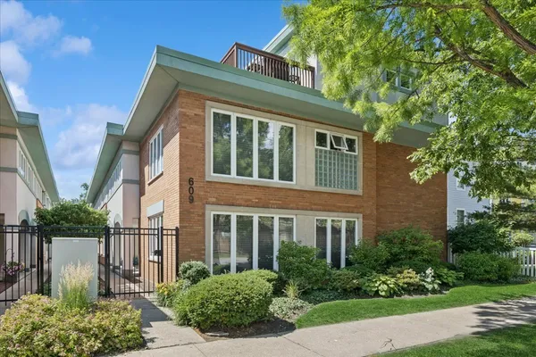 $425,000 | 609 South Boulevard, Unit E, Oak Park, IL 60302