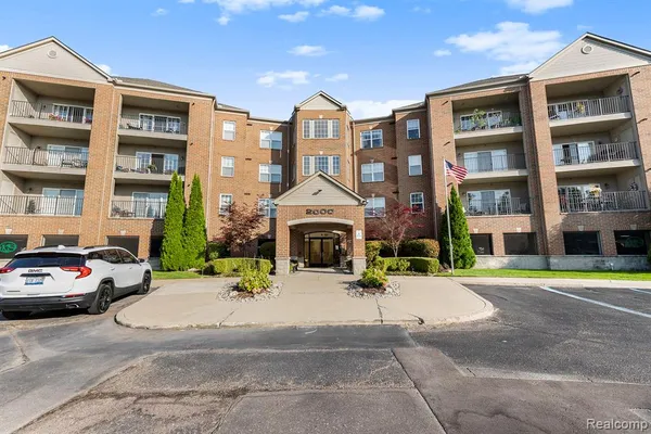 $274,900 | 2104 Country Club Drive, St. Clair Shores, MI 48082