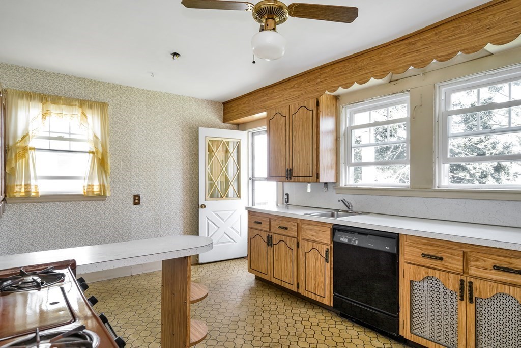 48 Selwyn Road Belmont, MA 02478 - Photo 12 of 39 Gallery Image 12