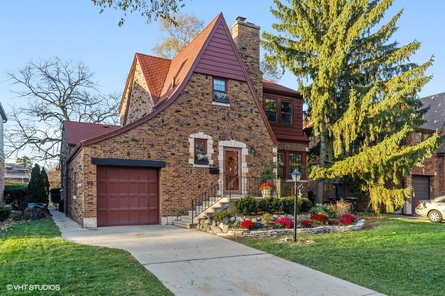 442 Kent Road Riverside, IL 60546 - Photo 3 of 45 a front view of a house with a garden
