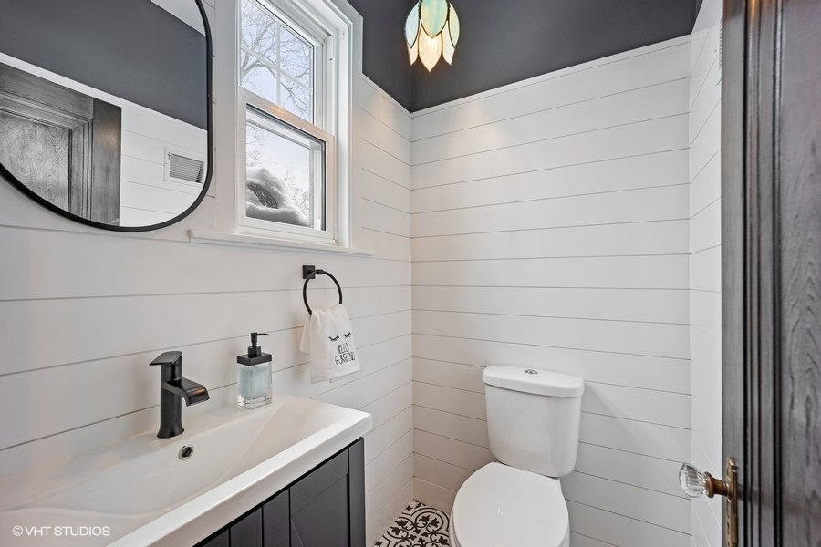 442 Kent Road Riverside, IL 60546 - Photo 23 of 45 a bathroom with a toilet sink and mirror
