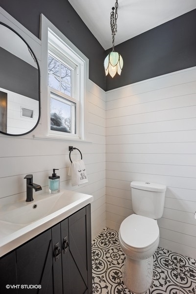 442 Kent Road Riverside, IL 60546 - Photo 24 of 45 a bathroom with a toilet a sink and mirror