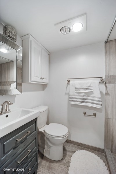 442 Kent Road Riverside, IL 60546 - Photo 36 of 45 a bathroom with a toilet sink and mirror