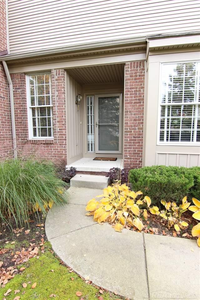 1679 Maple Creek Court Rochester, MI 48306 - Photo 3 of 32 31306870-2.JPG