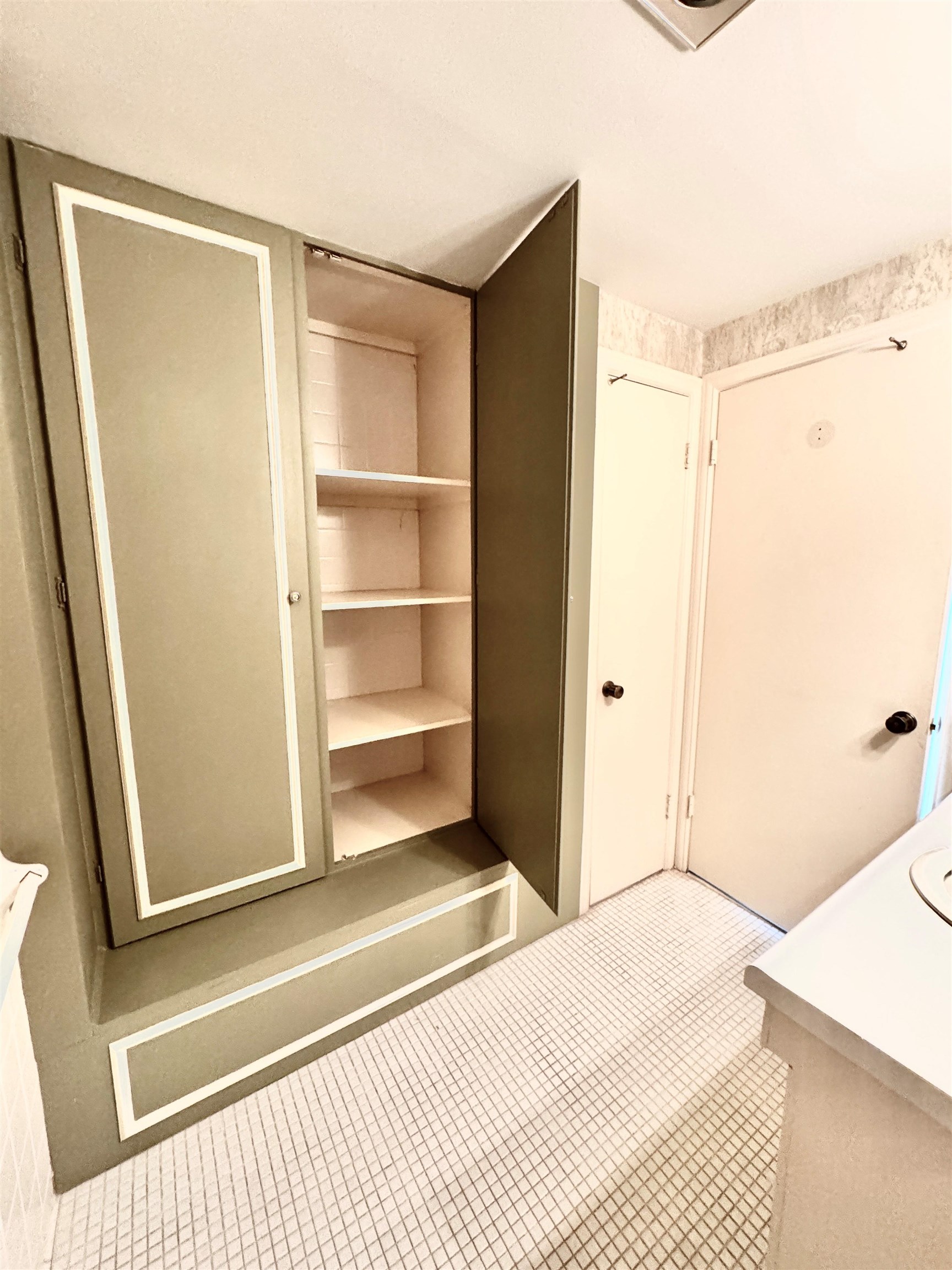 475 North Highland Street, Unit 9AB Memphis, TN 38122 - Photo 27 of 40 a room with a bed and a window