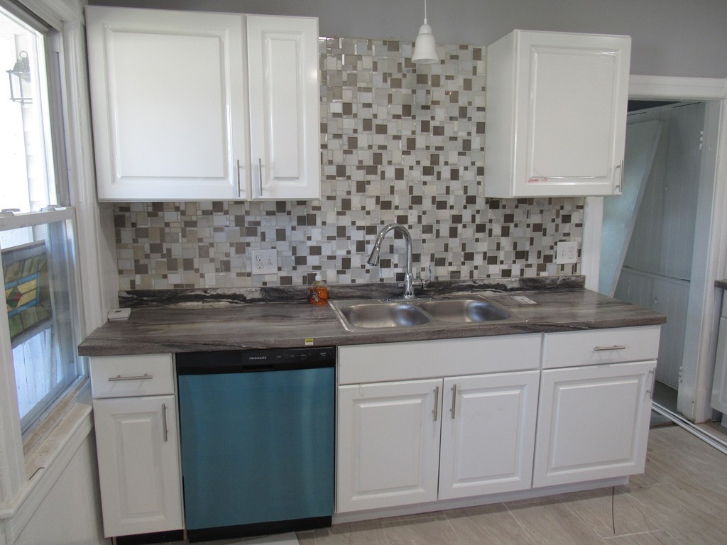 730-732 White Street Springfield, MA 01108 - Photo 6 of 12 Gallery Image 6