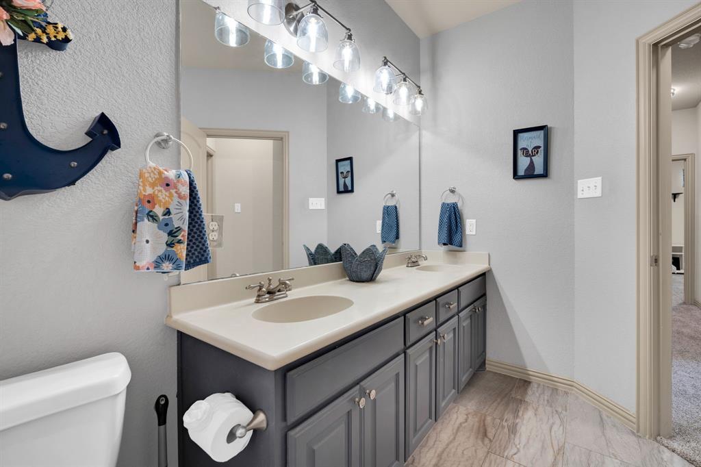 5009 Prosperity Row Midlothian, TX 76065 - Photo 24 of 34 Guest Bathroom