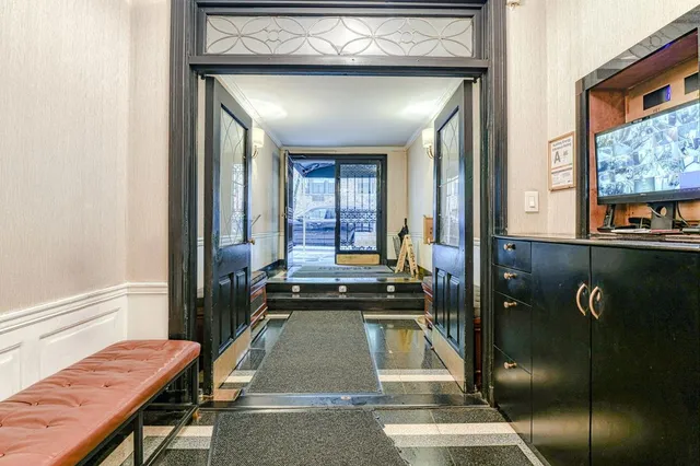 $549,000 | 220 East 73rd Street, Unit 1A | Lenox Hill