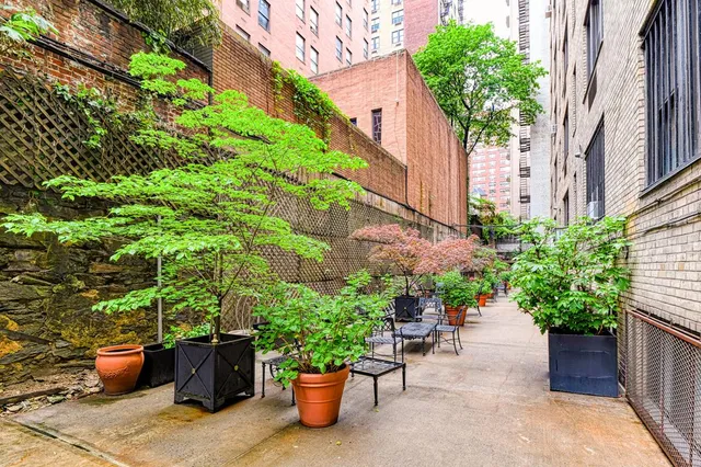 $549,000 | 220 East 73rd Street, Unit 1A | Lenox Hill