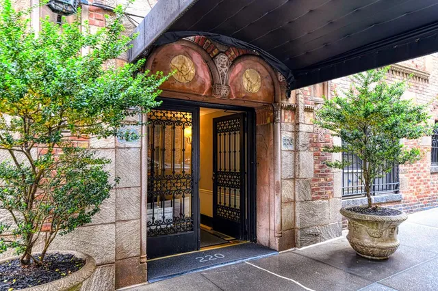 $549,000 | 220 East 73rd Street, Unit 1A | Lenox Hill