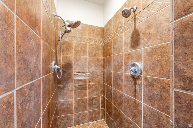 7776 Wagon Road East St. George, UT 84770 - Photo 27 of 76 Full bath featuring a tile shower