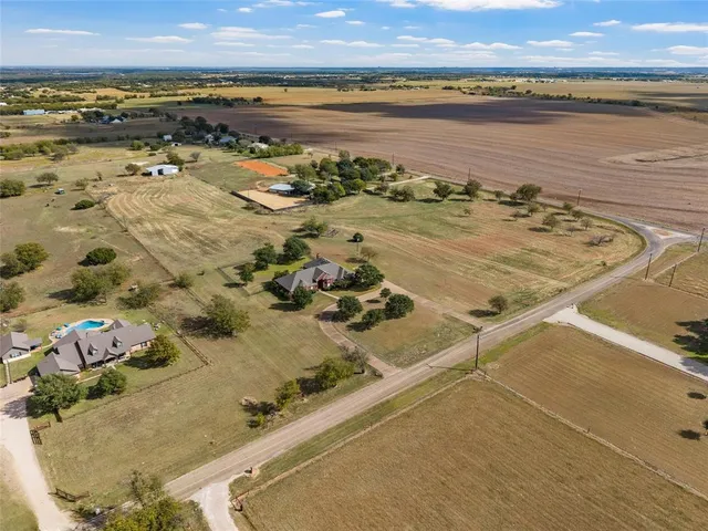 $799,900 | 188 Twin Bends Road, Crawford, TX 76638