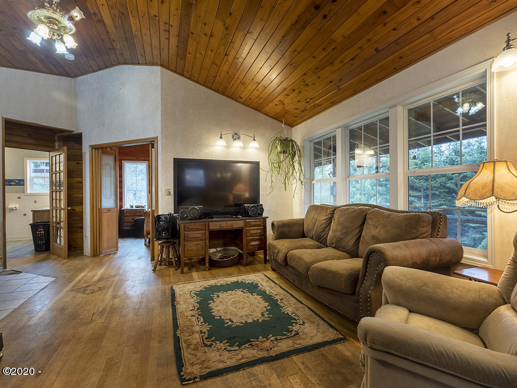 277 North S Low Road Seal Rock, OR 97376 - Photo 10 of 19 Living Room