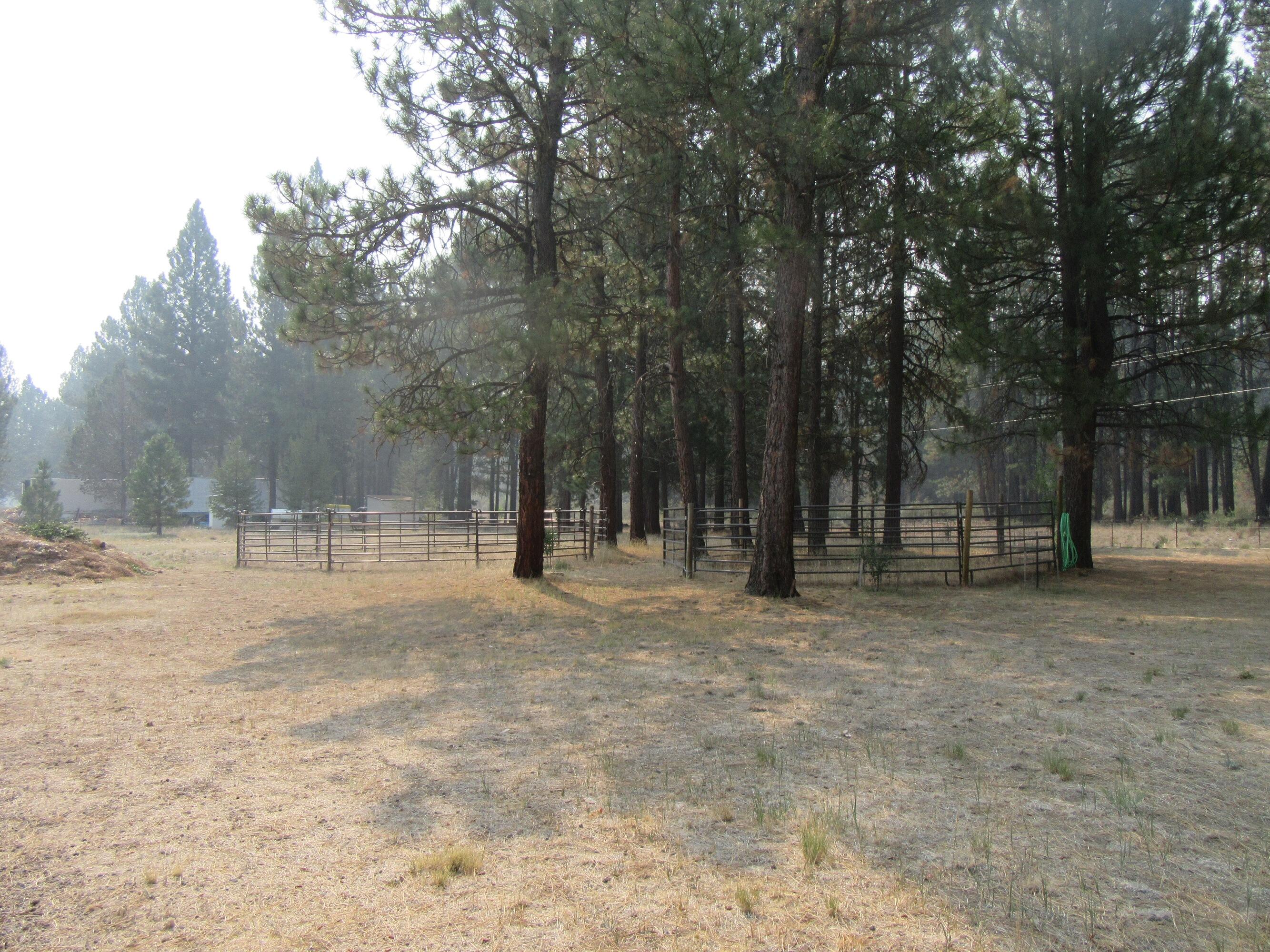 37187 Rollingwood Road Chiloquin, OR 97624 - Photo 5 of 33 2 round pens
