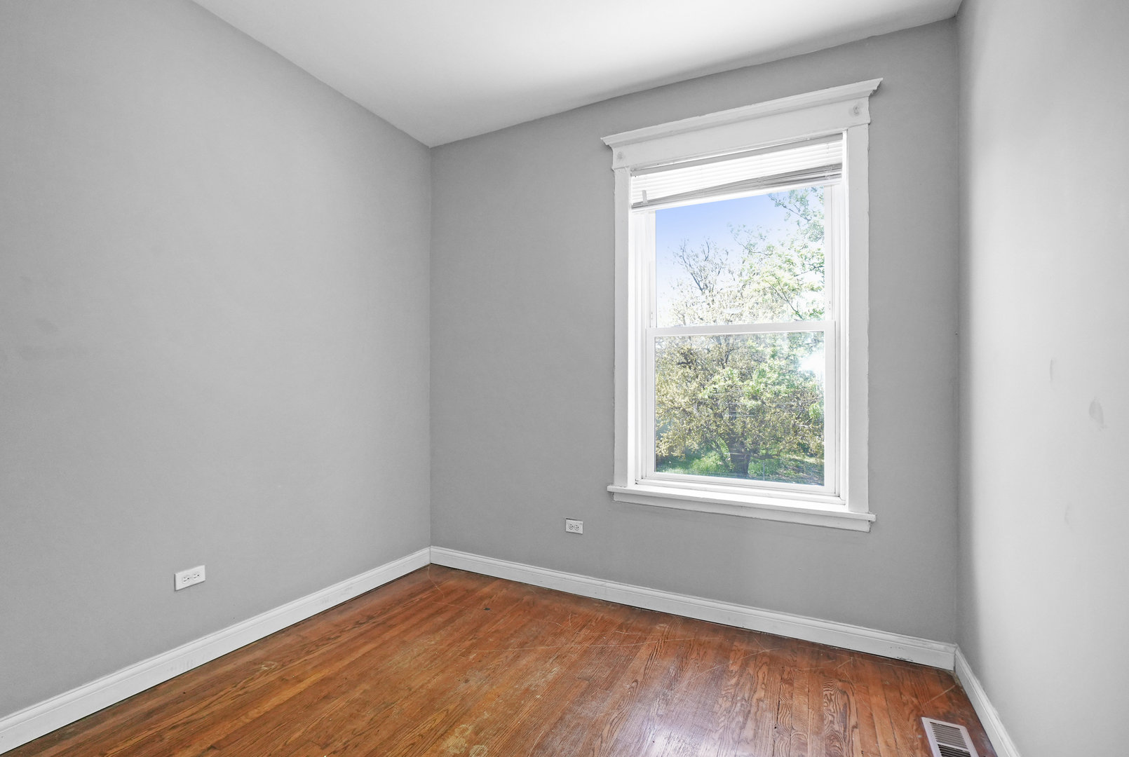 6409 South Champlain Avenue Chicago, IL 60637 - Photo 14 of 33 an empty room with a window
