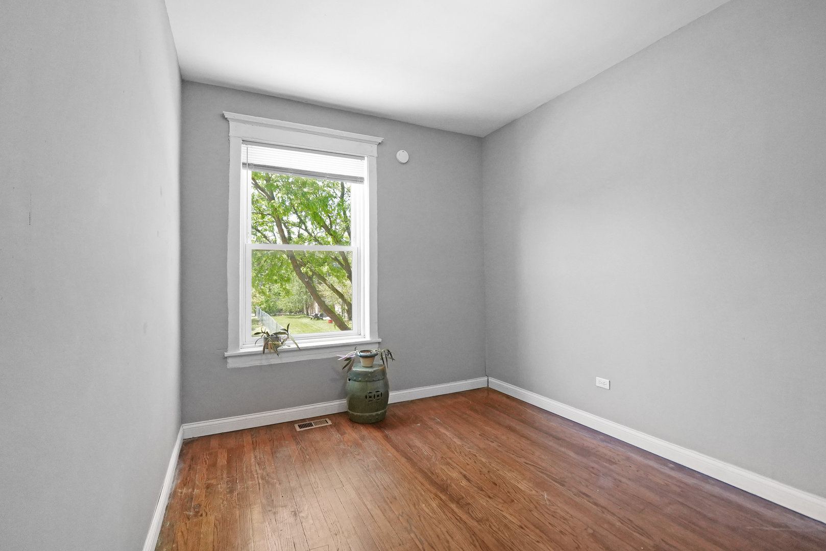 6409 South Champlain Avenue Chicago, IL 60637 - Photo 18 of 33 an empty room with wooden floor and windows