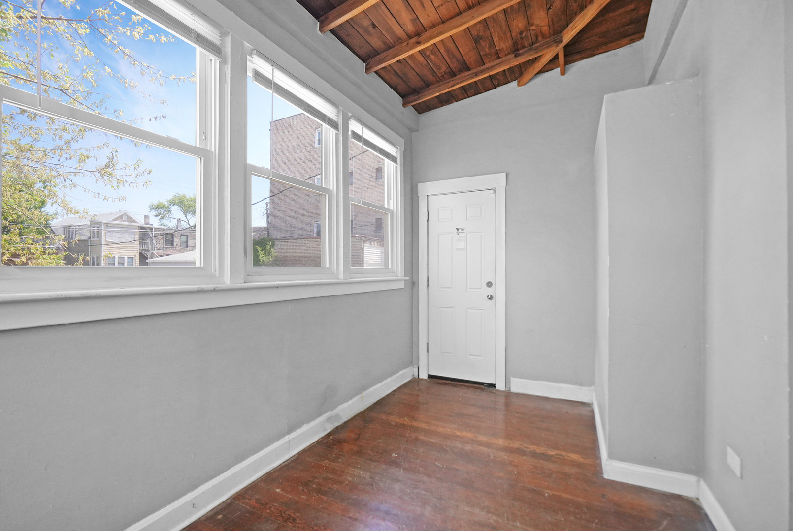 6409 South Champlain Avenue Chicago, IL 60637 - Photo 19 of 33 a view of an empty room with a window