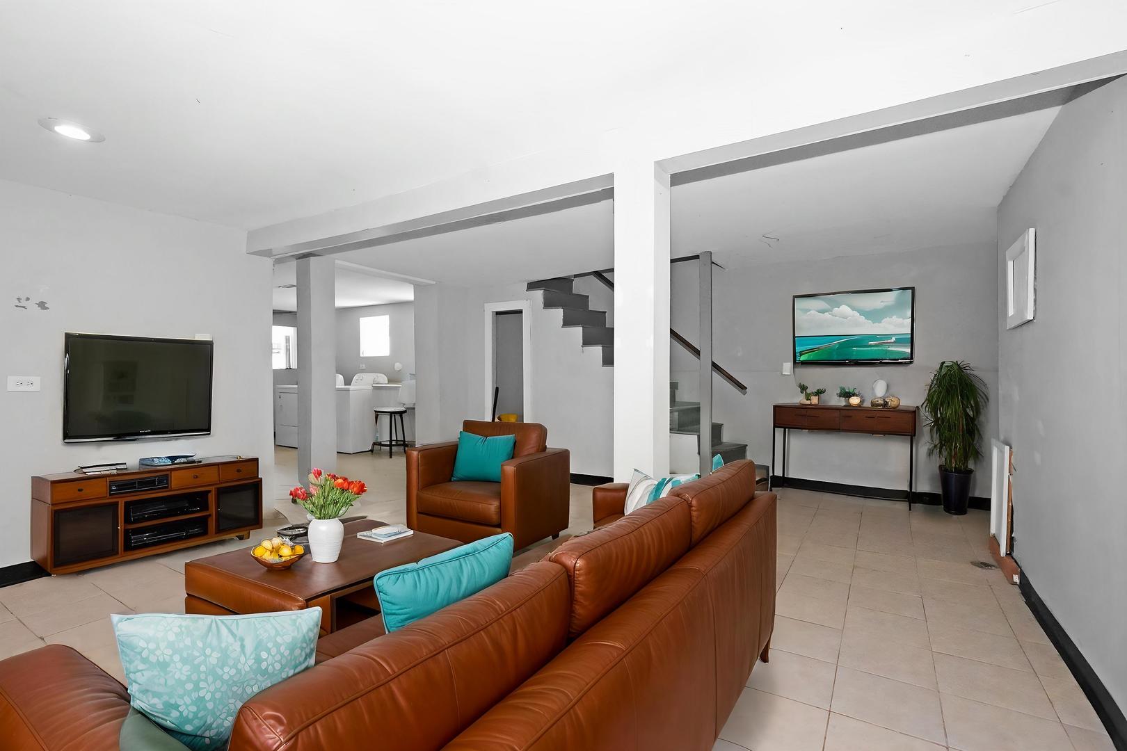 6409 South Champlain Avenue Chicago, IL 60637 - Photo 20 of 33 a living room with furniture and a flat screen tv