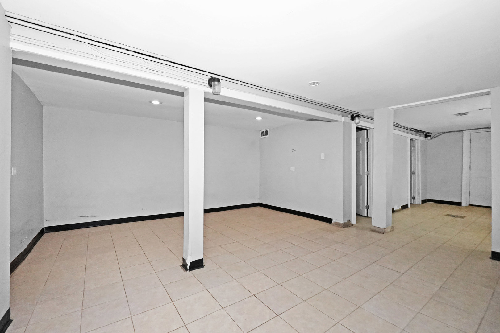 6409 South Champlain Avenue Chicago, IL 60637 - Photo 23 of 33 a view of an empty room