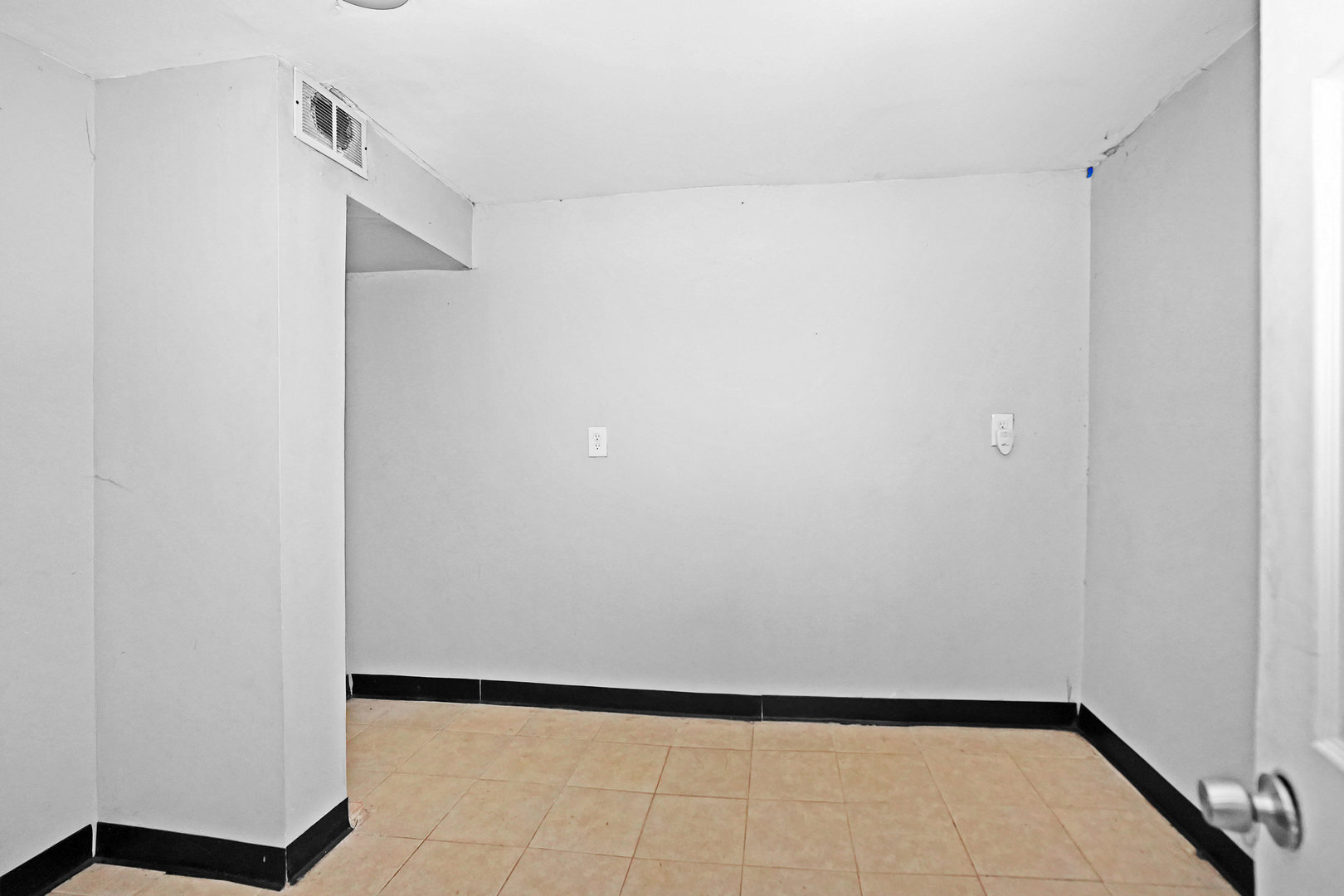 6409 South Champlain Avenue Chicago, IL 60637 - Photo 25 of 33 a view of an empty room